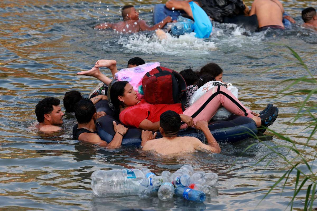 Temiendo lo peor con el fin de la normativa Título 42, miles de migrantes intentaron cruzar a lo largo de la frontera, unos se lanzaron al río Bravo. Fotos: EFE Y AFP.