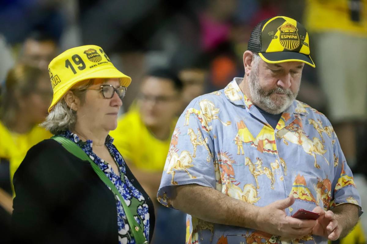Futbolista sorprende a su bella novia, beso, fiesta del Real España y susto