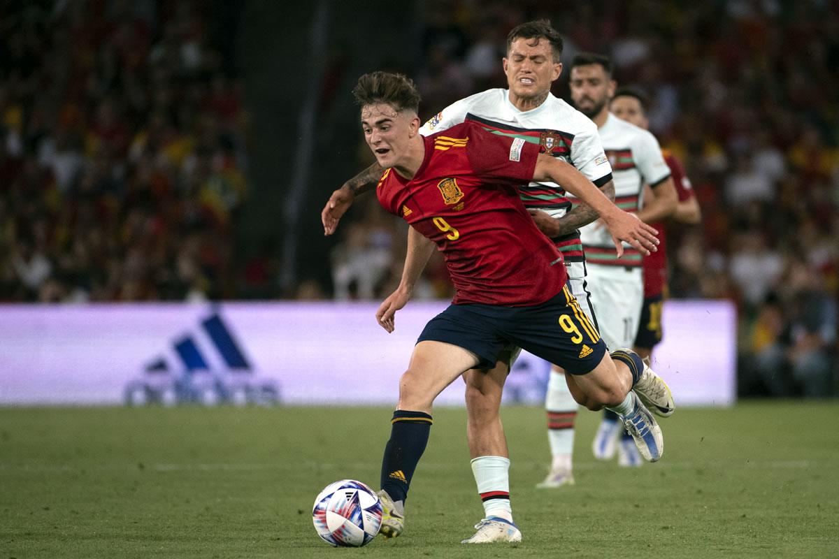 Gavi se escapa de la marca de Otávio.