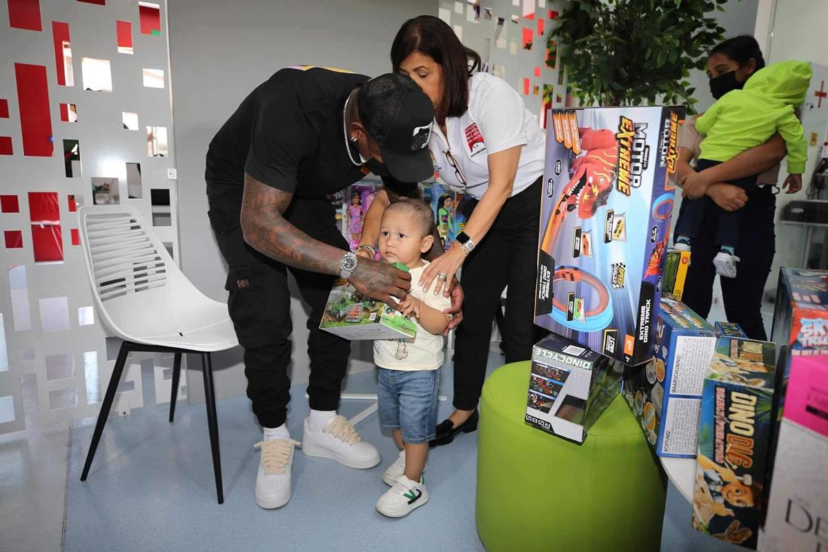 Romell Quioto llevó alegría a los niños de la Fundación Hondureña para el Niño con Cáncer..