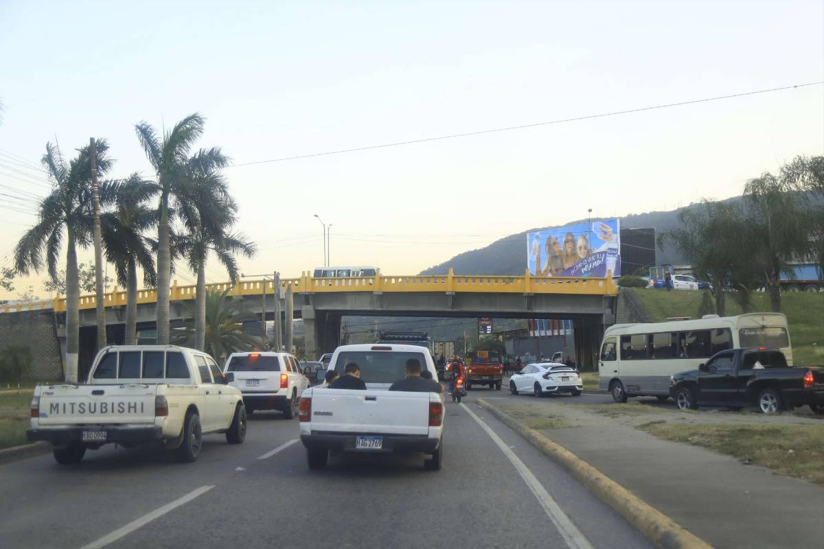 En la intersección de la morgue se amplió, pero se requiere un semáforo, por el bulevar del sur circula mucho carro de carga.