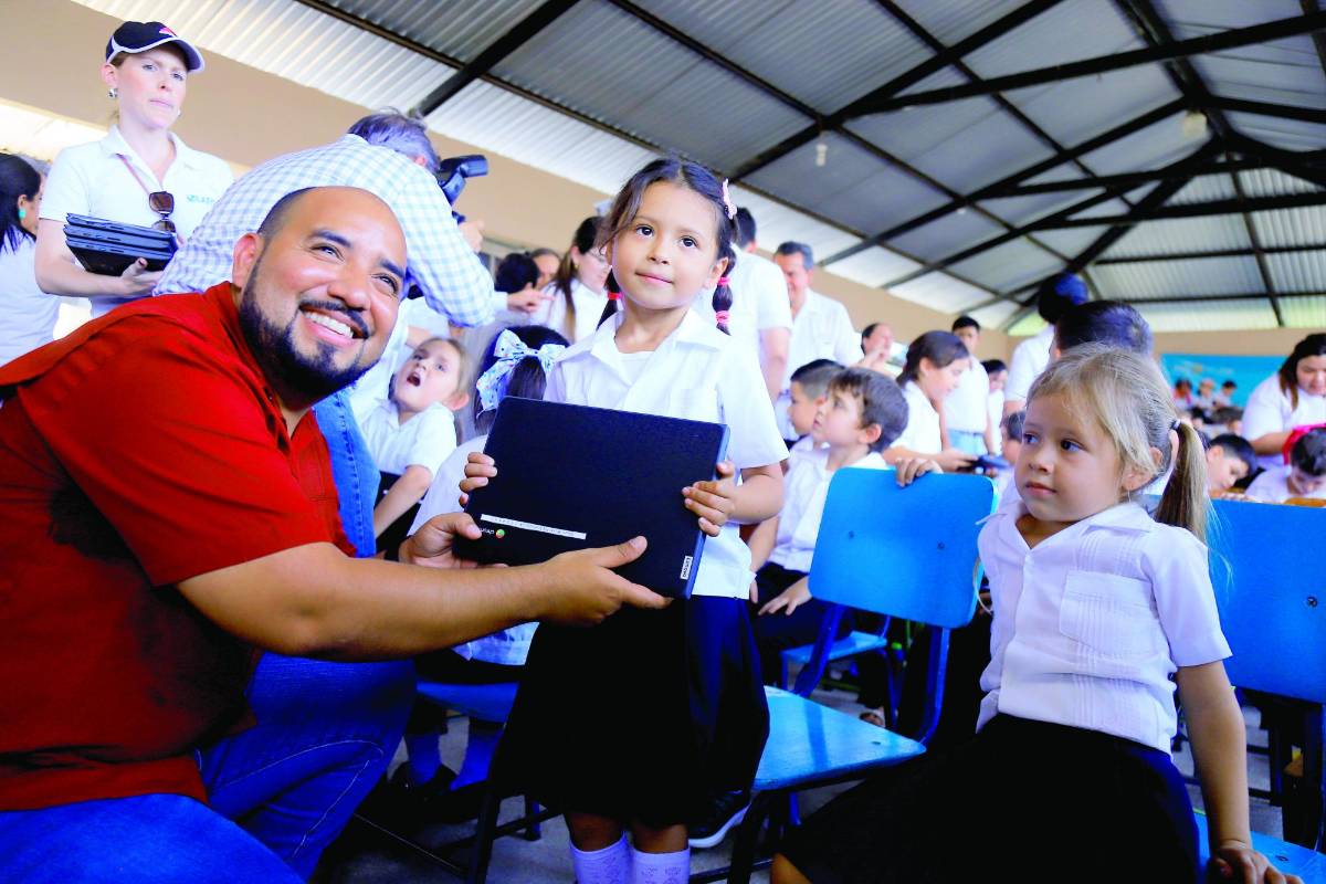 Las escuelas beneficiadas fueron la María Guzmán y la Lucio Rivera.