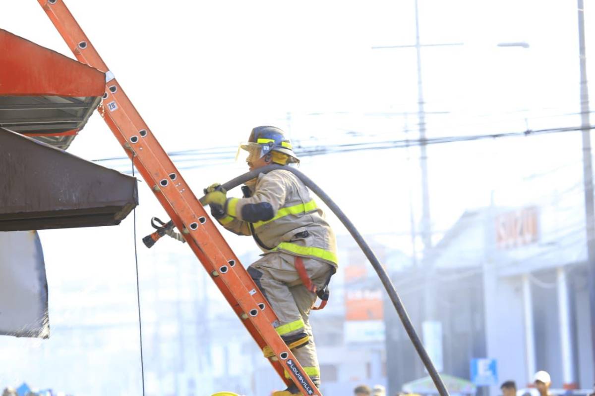 Fotos del feroz incendio que arrasó con edificio en San Pedro Sula