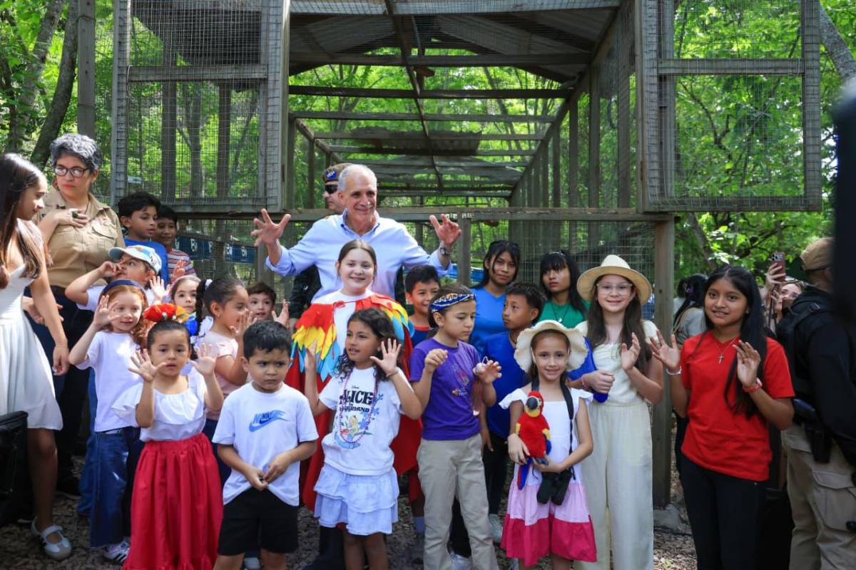 Asfura participa en liberación de guacamayas rojas y destaca la riqueza natural de Honduras