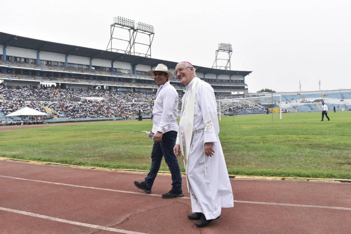 Miles de feligreses despiden a Monseñor Ángel Garachana