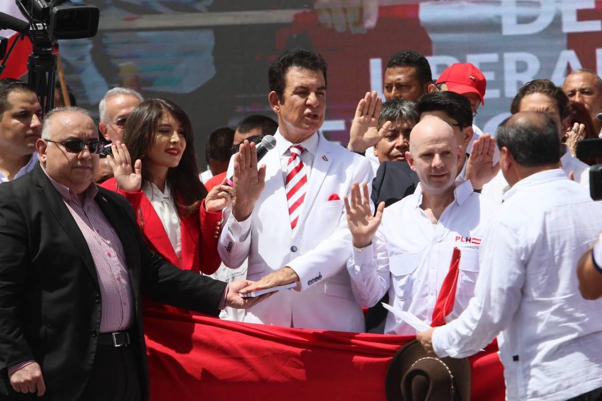 Juramentan a Salvador Nasralla como miembro del Partido Liberal
