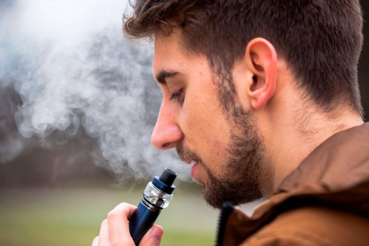 Fumar cigarros electrónicos es igual de dañino