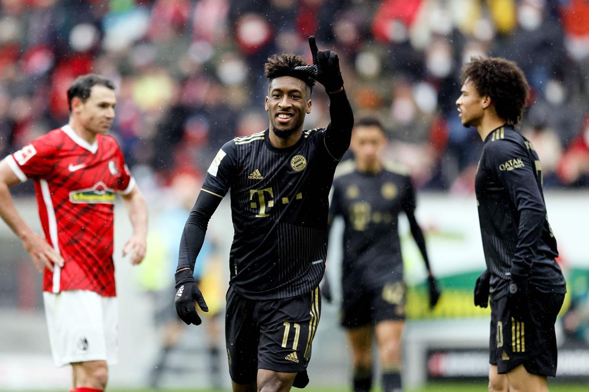 Kingsley Coman celebrando su gol en la victoria del Bayern sobre el Friburgo.
