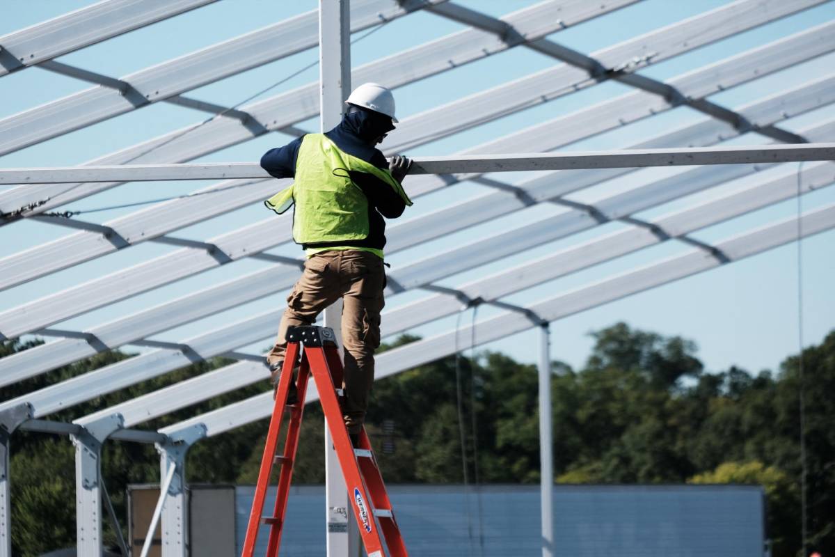 Las tiendas están siendo construidas en el Bronx para atender el flujo de migrantes enviados desde Texas a Nueva York.