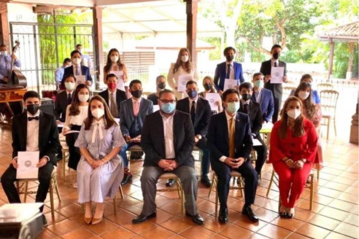 Honduras indaga futuro de becados por Taiwán
