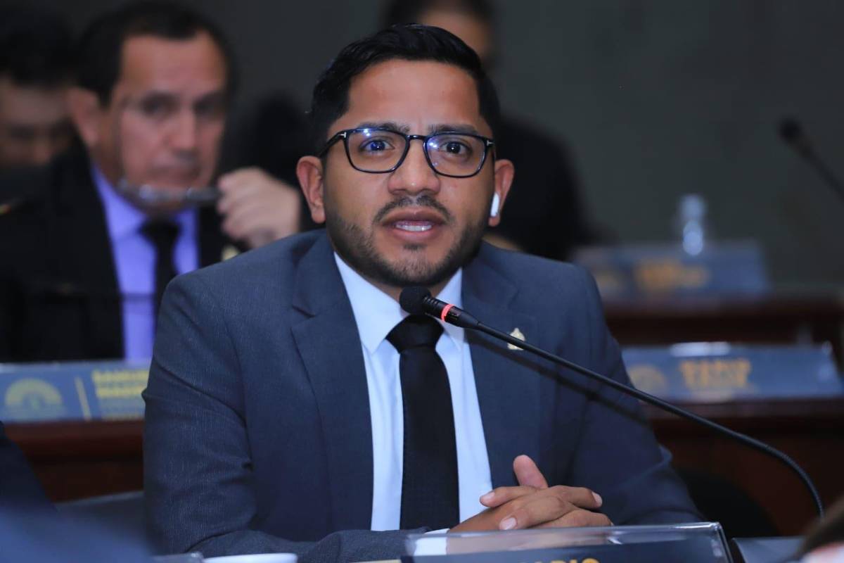 Mario Portillo es el diputado de Libre que sufrió el accidente vial en la carretera CA-5, a la altura de El Durazno.