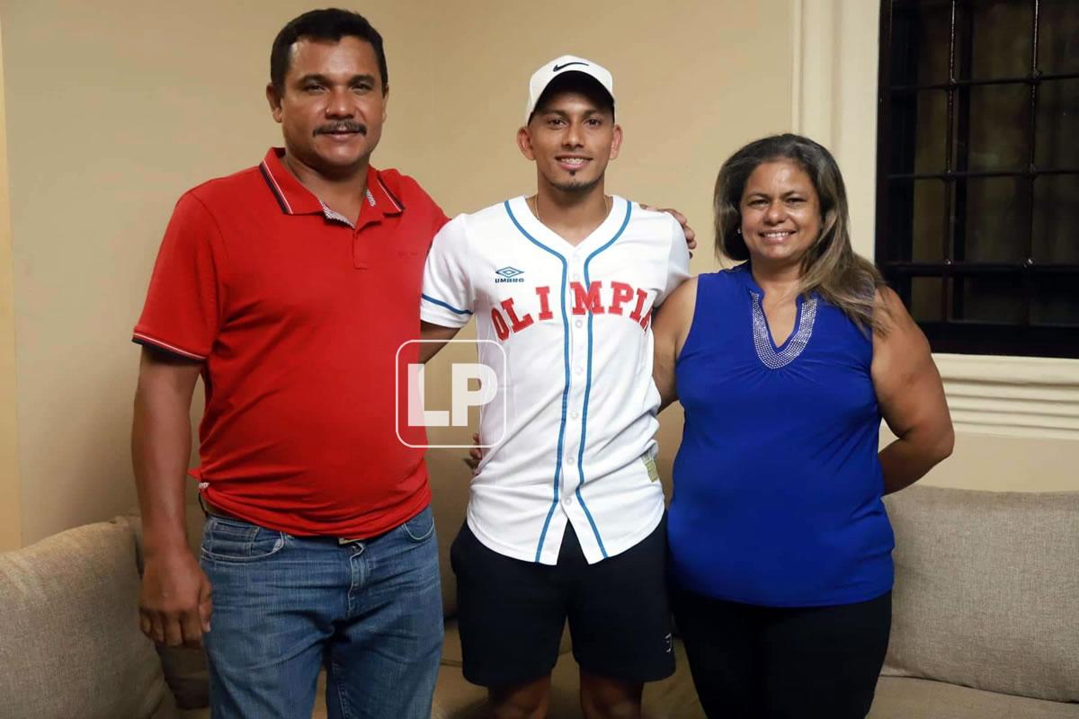 Edwin Rodríguez junto a sus padres don Edwin y doña Reyna.