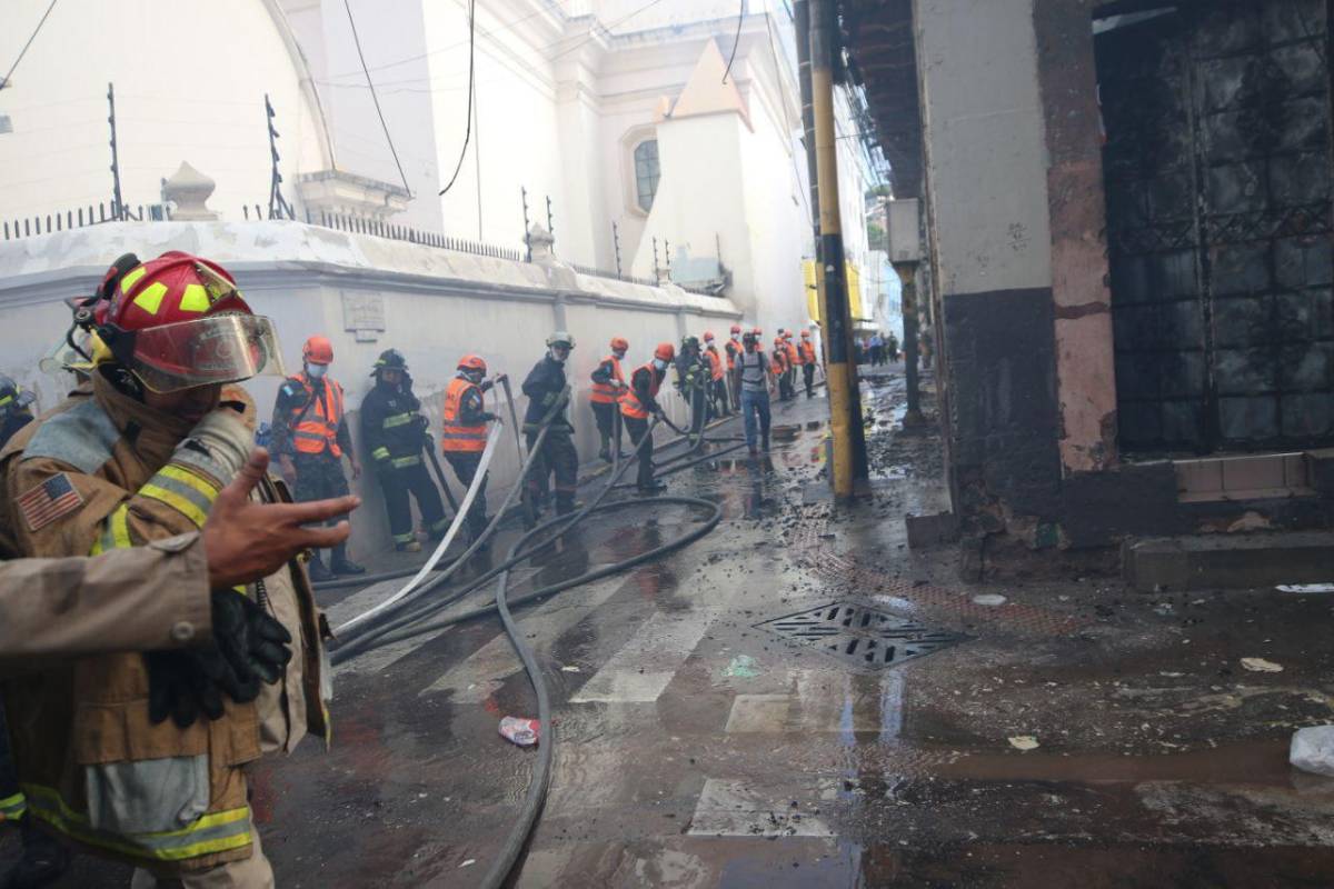 Así fue el voraz incendio que consumió el edificio Chinda Díaz en Tegucigalpa