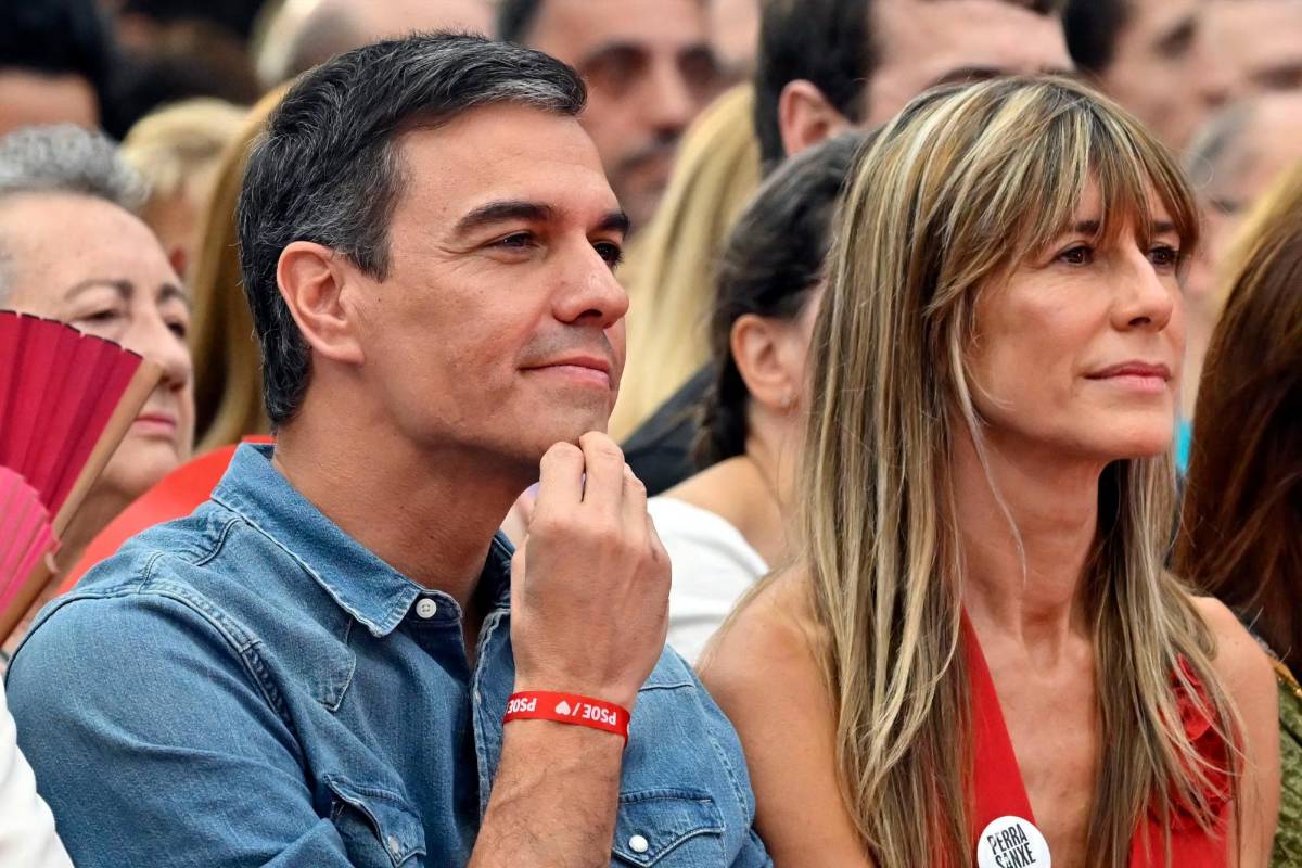 El presidente del Gobierno español, Pedro Sánchez junto a su esposa, Begoña Gómez.