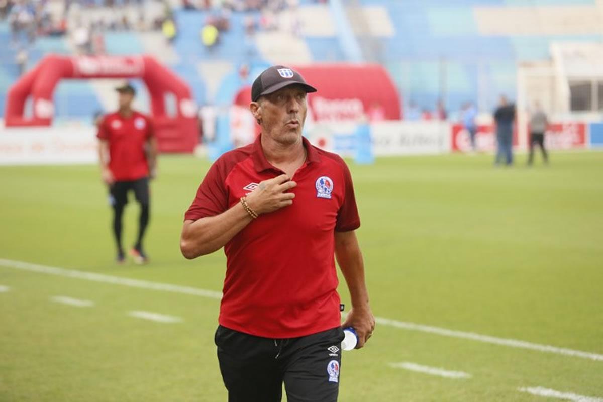 Pedro Troglio llegando al banquillo del Olimpia antes del Clásico ante Motagua.
