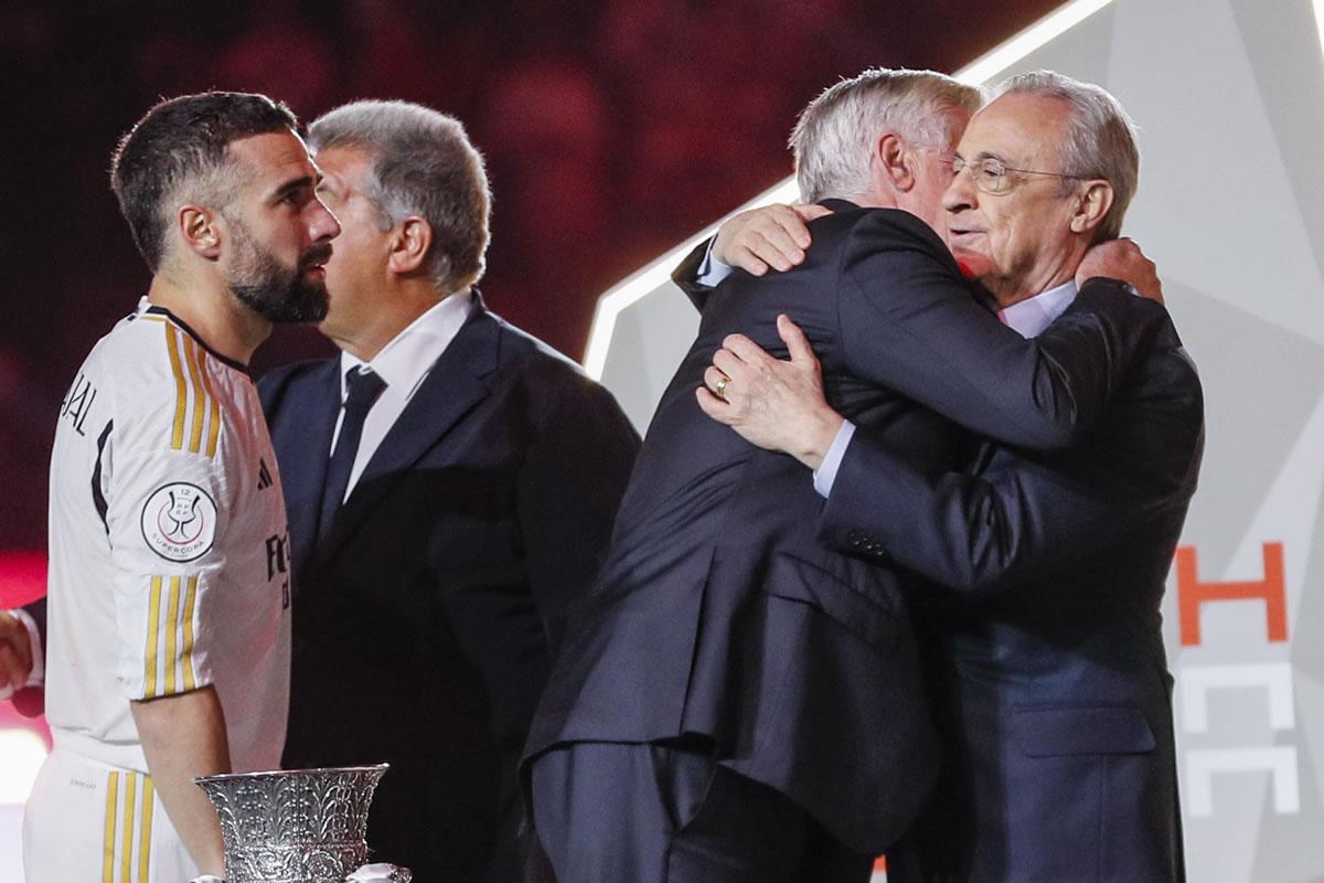 Florentino Pérez felicitando a Carlo Ancelotti con este cariñoso abrazo.