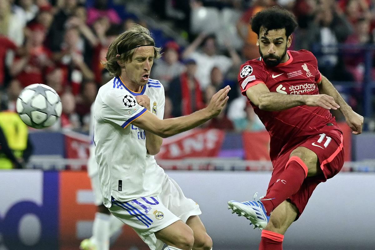 Mohamed Salah sacando un zurdazo ante la marca de Luka Modric.