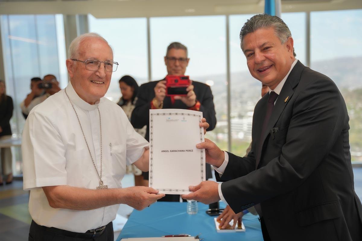 Obispo español Ángel Garachana se naturaliza hondureño