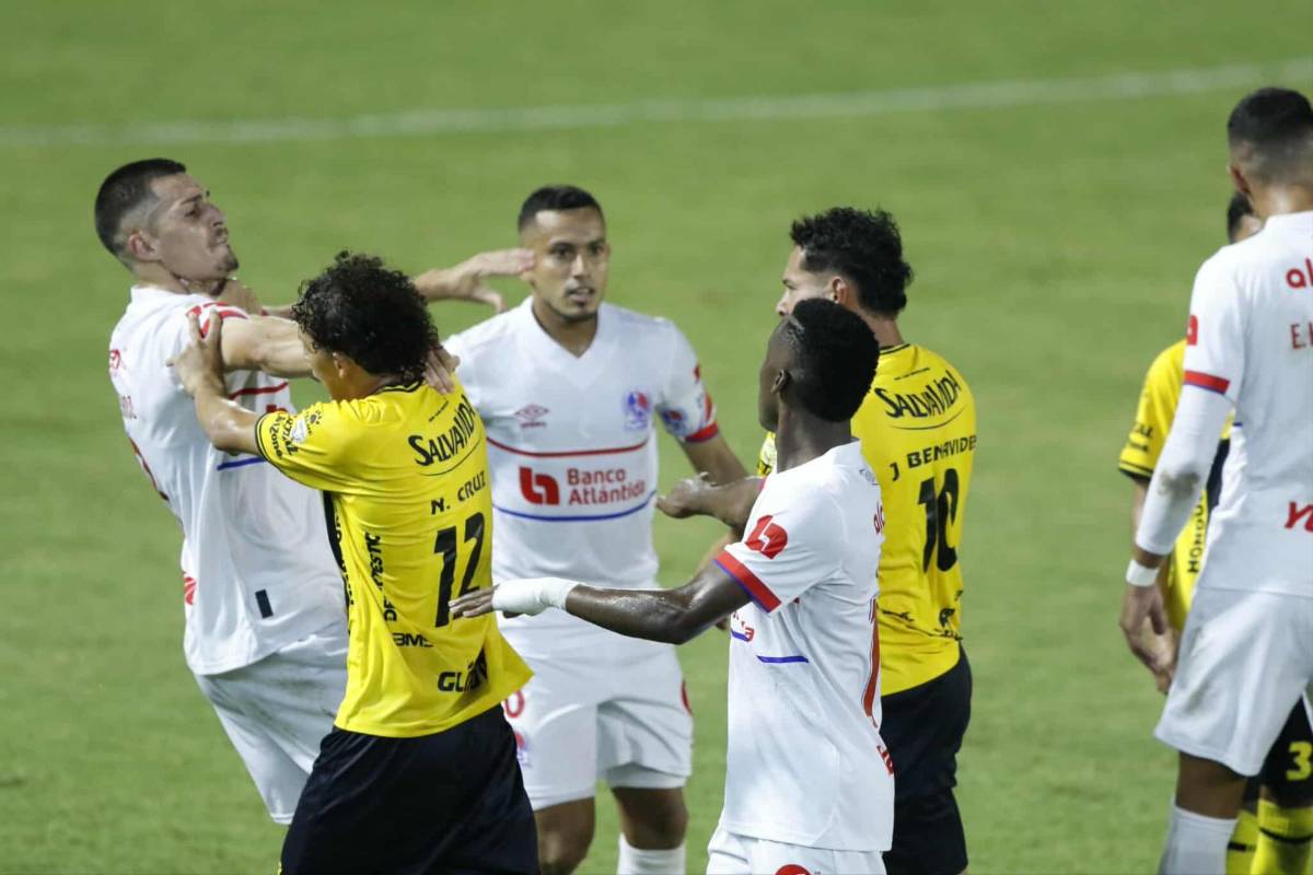 Peleas en el Real España-Olimpia, lo que pasó con Menjívar y brasileña sorprende