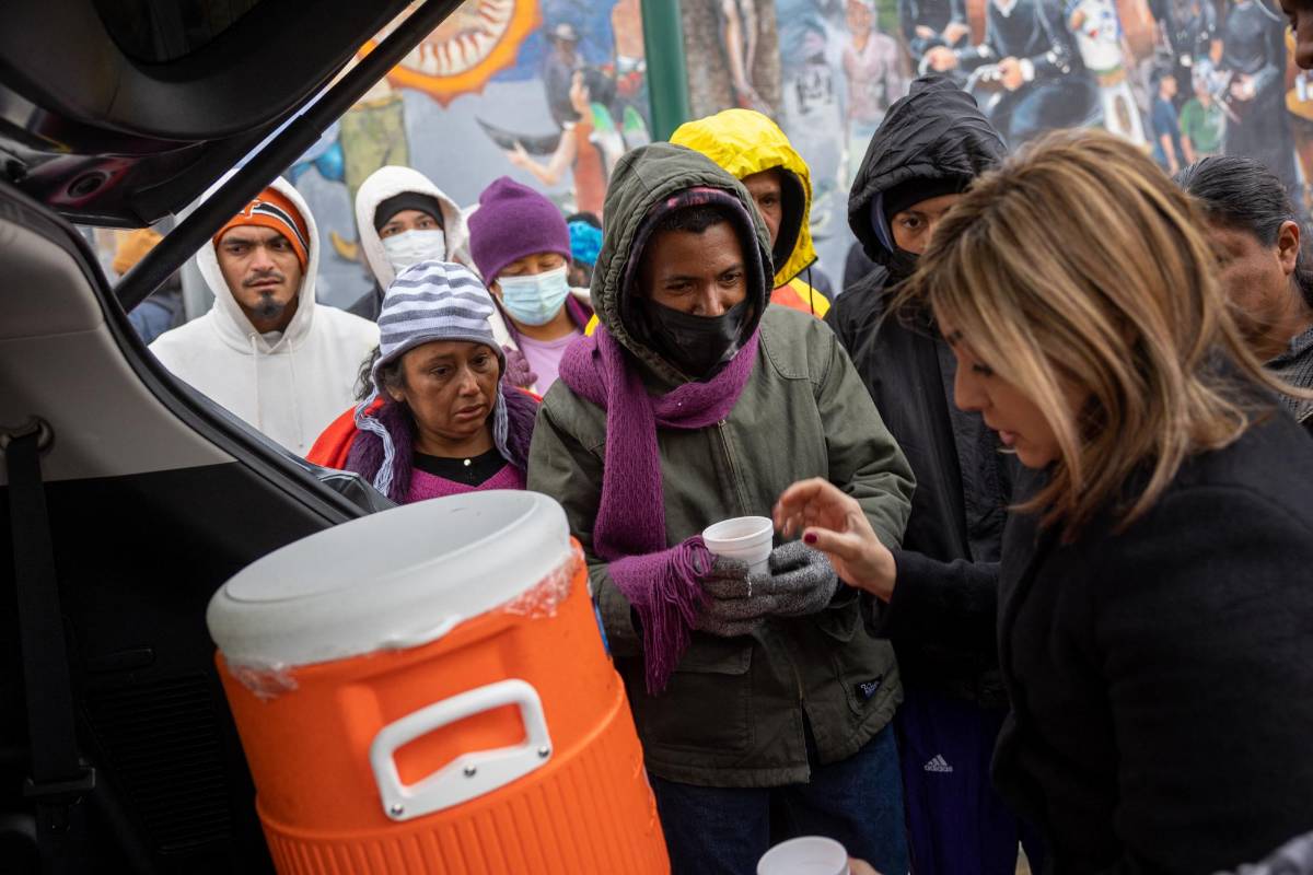 Miles de migrantes desbordan los albergues y las calles en la frontera de EEUU