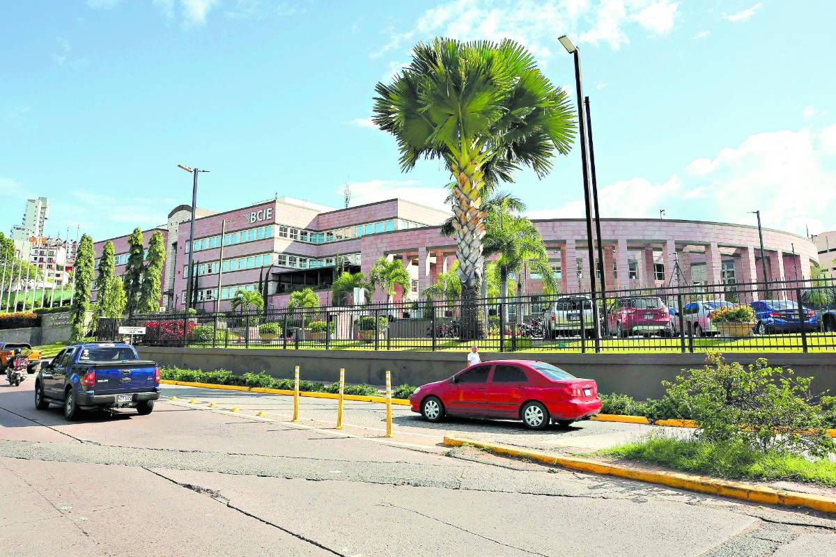 Por intereses de tres países se complica la elección en el BCIE