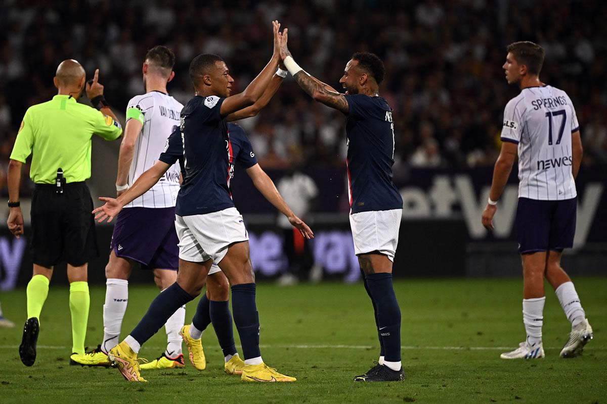 Mbappé y Neymar celebran uno de los goles del PSG.