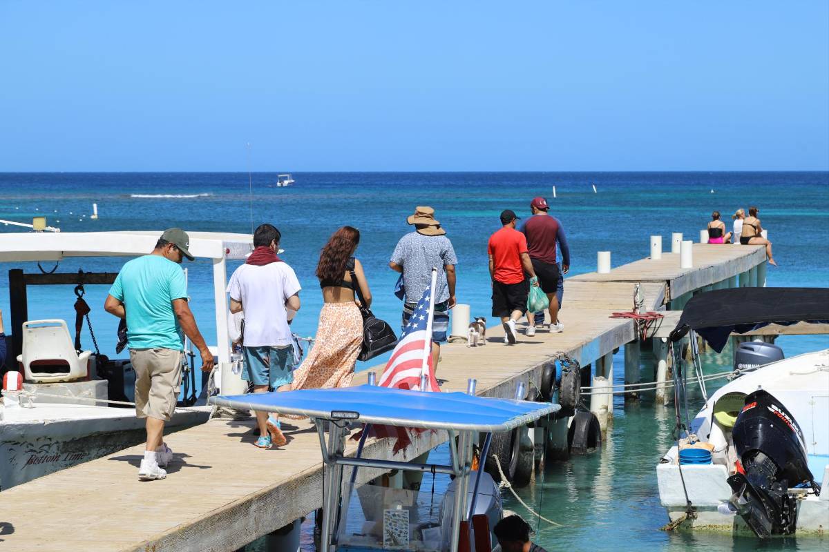 Roatán se mueve entre gigantescos cruceros, turismo de aventura y hermosas mujeres