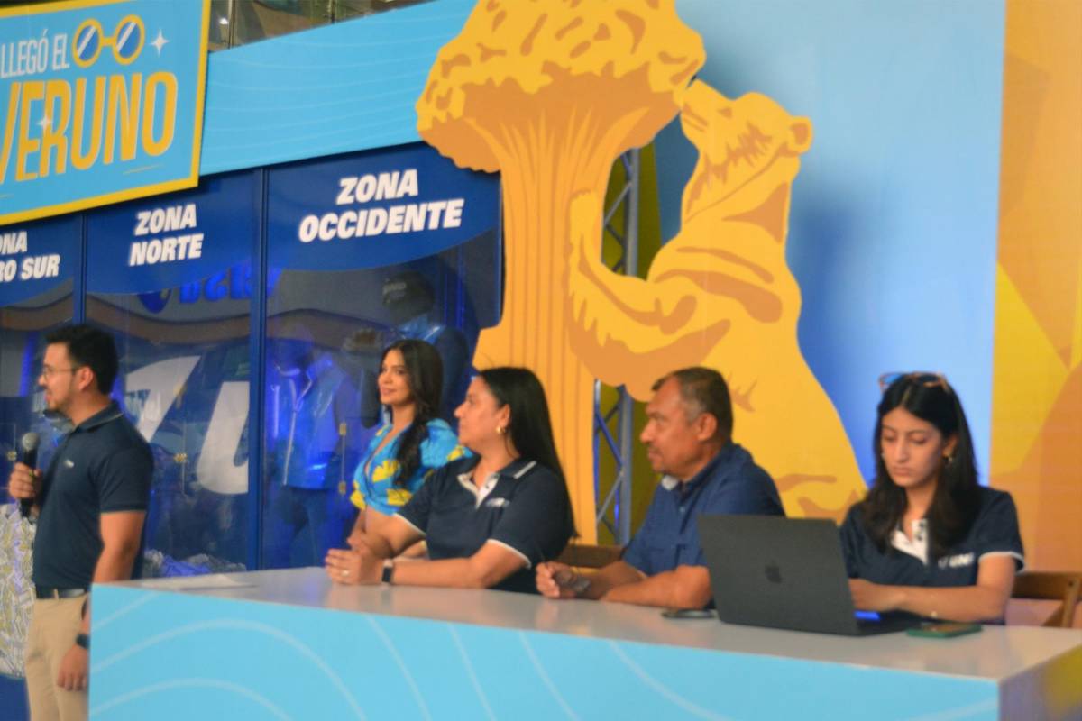 Millie Cano, gerente de Marca UNO, junto al notario, validaron el cumplimiento de las reglas de la promoción durante el sorteo.