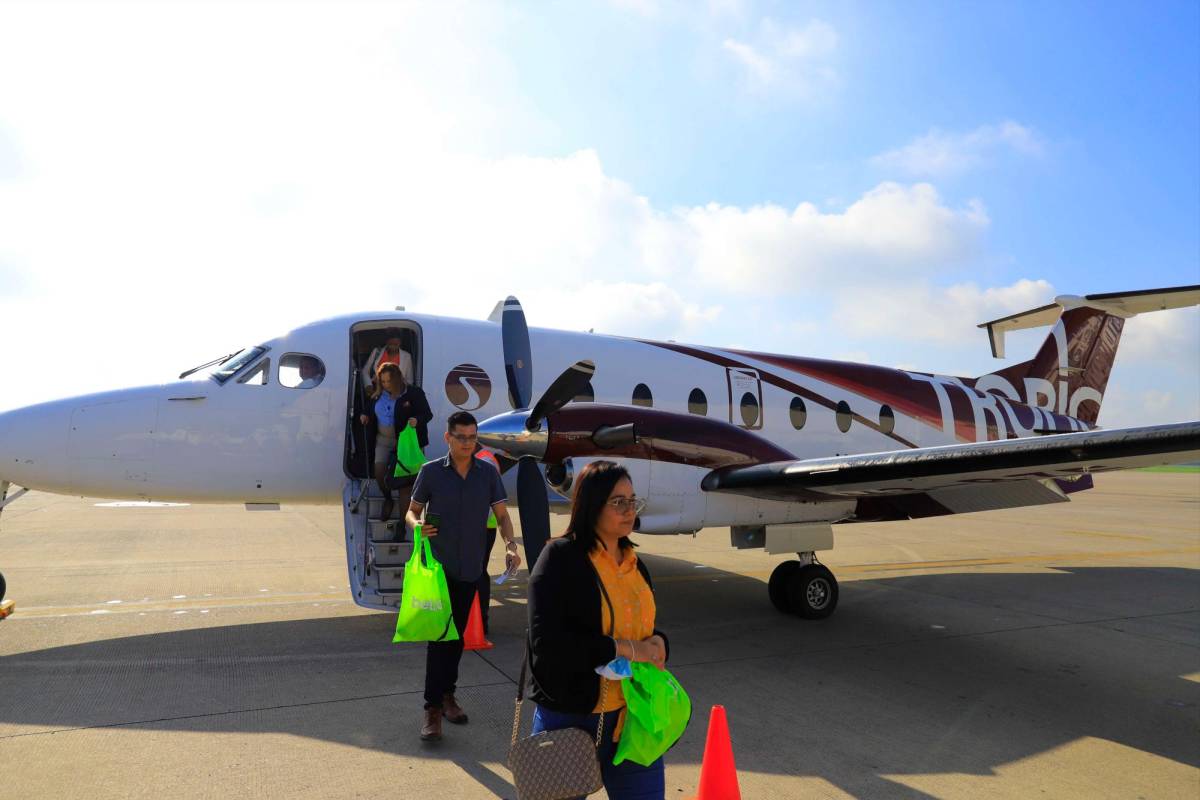 Inauguran primer vuelo directo del Villeda Morales a Belice