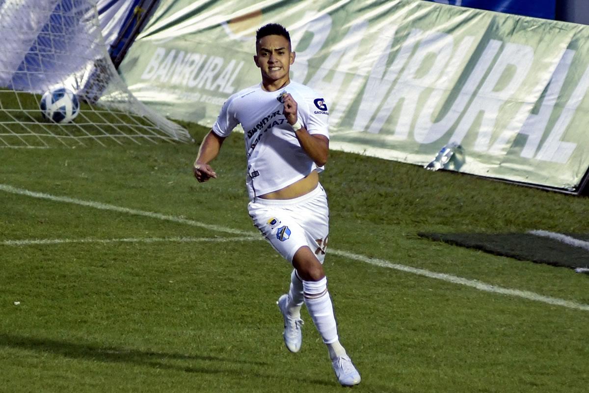 Óscar Santis fue la figura de la Gran Final. Con su gol le dio el título al Comunicaciones.