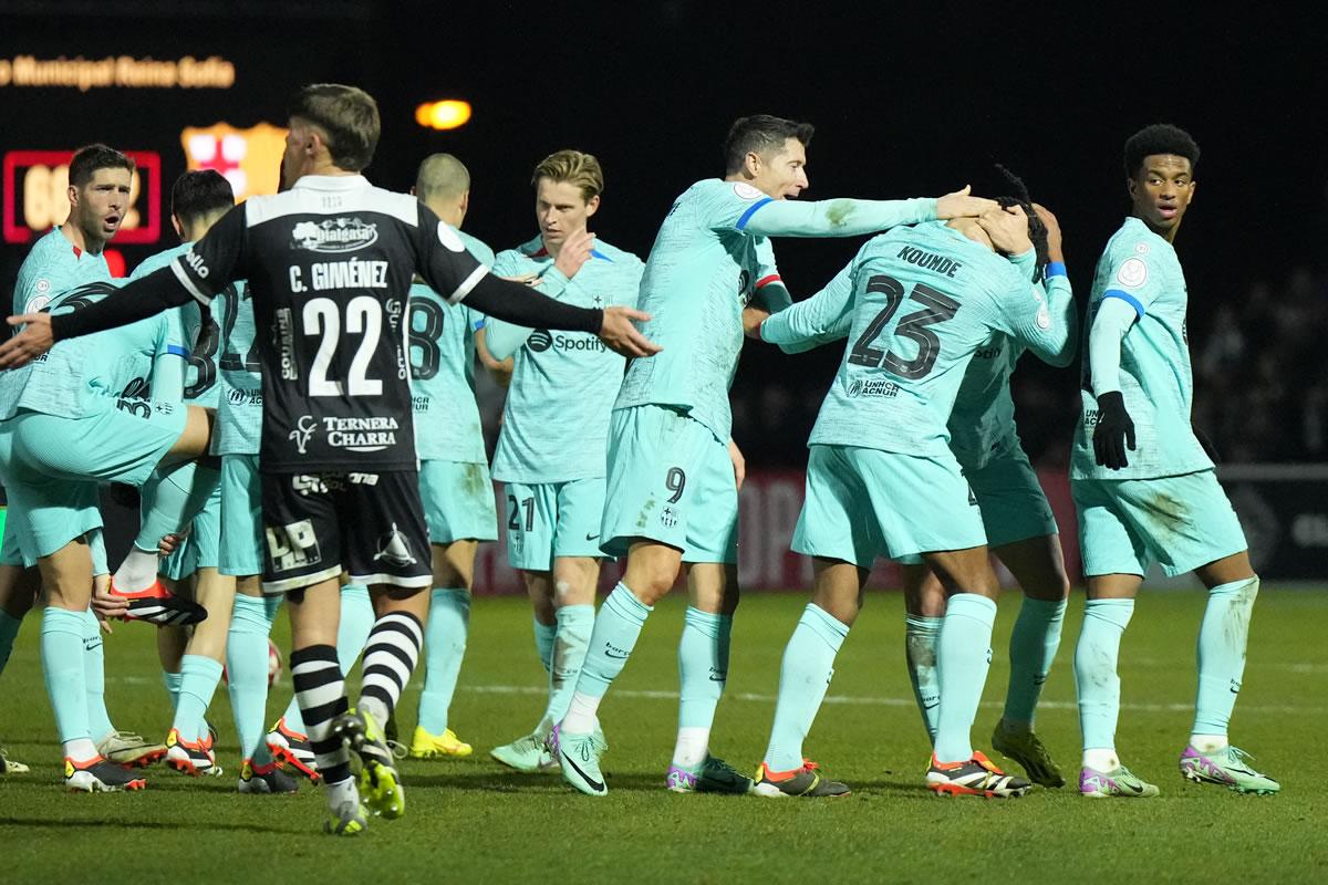Los futbolistas del Barcelona celebran el golazo de Jules Koundé.