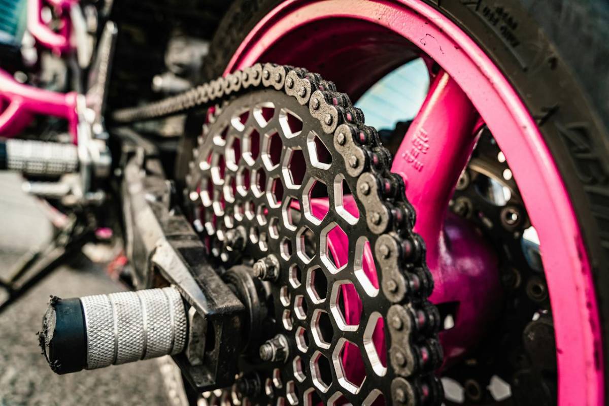 ¿Cómo limpiar y engrasar la cadena de su motocicleta?