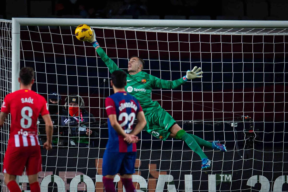 Iñaki Peña se lució con este tapadón para evitar un golazo de tiro libre de Memphis Depay.