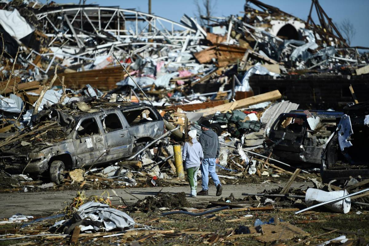 Rebajan a 64 las muertes en Kentucky por tornados en EEUU