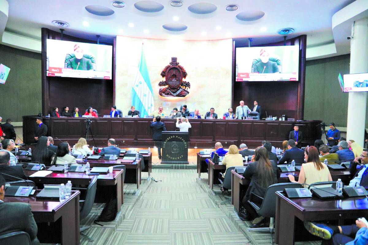 Congreso Nacional aprueba ascensos a las FF AA y Policía