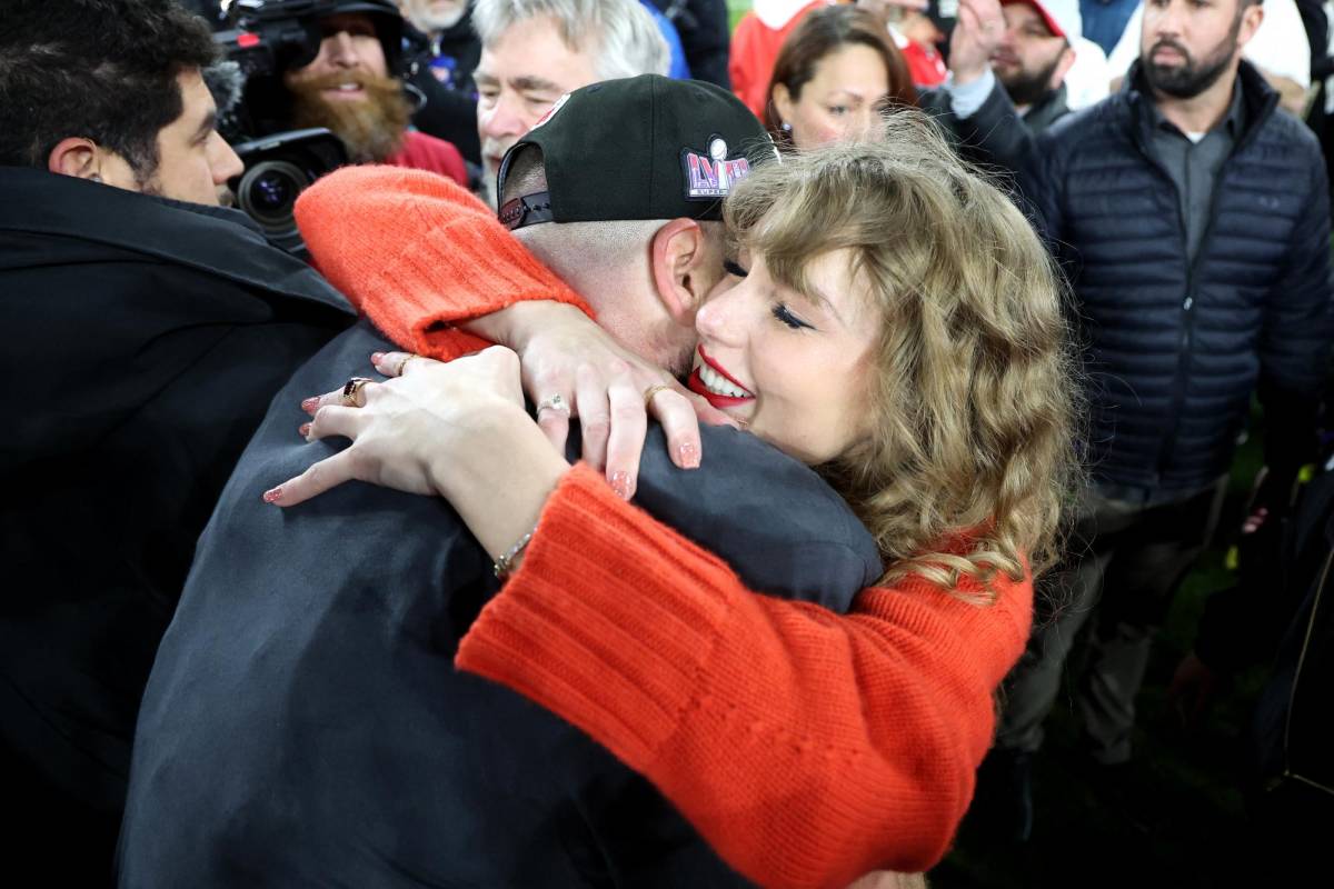 Tras el triunfo, Taylor Swift bajó al césped para felicitar a Kelce con un beso y un largo abrazo.