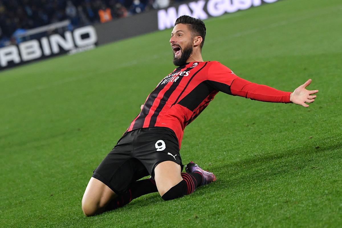 Olivier Giroud celebrando su gol que dio el triunfo al Milan contra el Napoli.