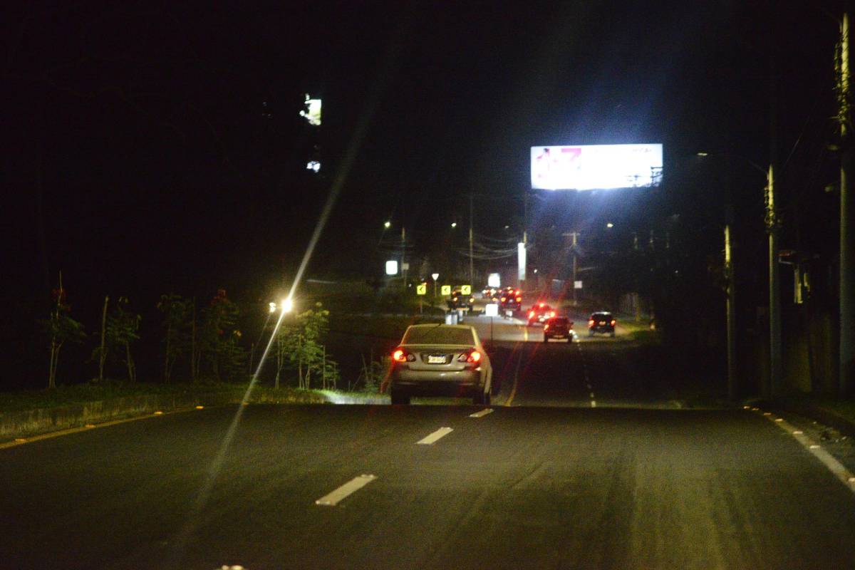 La falta de lámparas está afectando a los conductores y a los peatones que corren el peligro de ser atropellados y asaltados, en el bulevar Mackey el problema es el mismo.