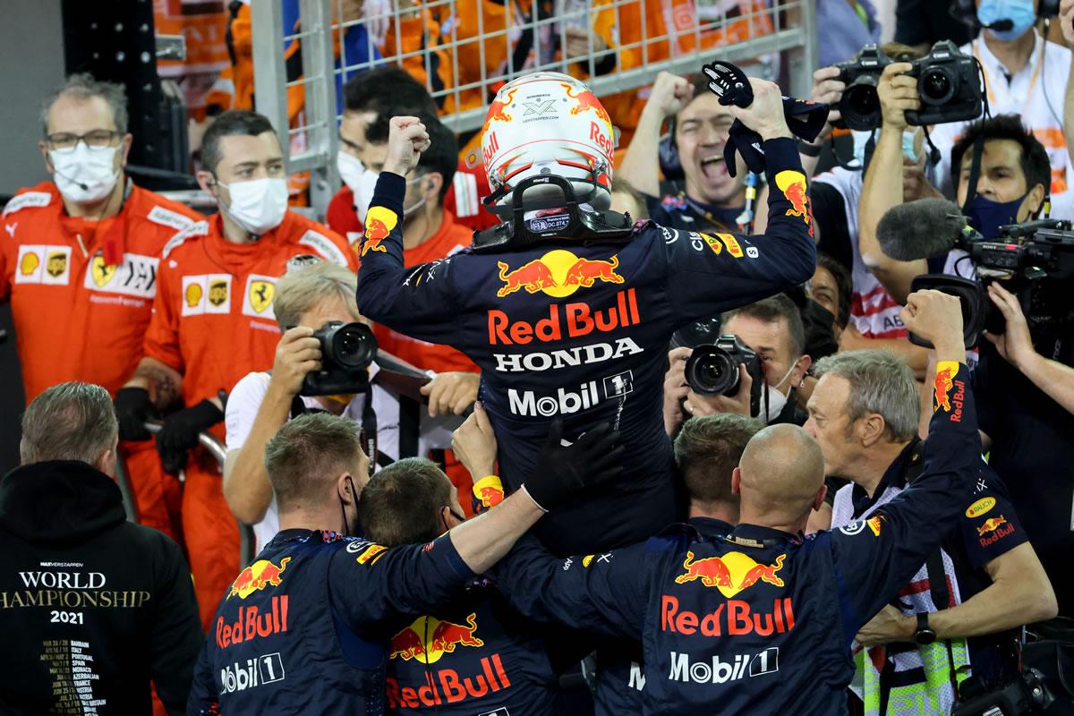 El festejo del piloto holandés con su equipo Red Bull.