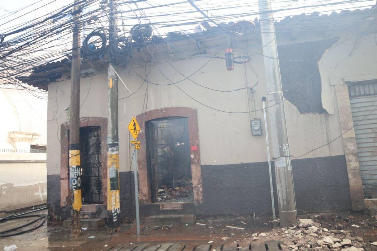 Así fue el voraz incendio que consumió el edificio Chinda Díaz en Tegucigalpa