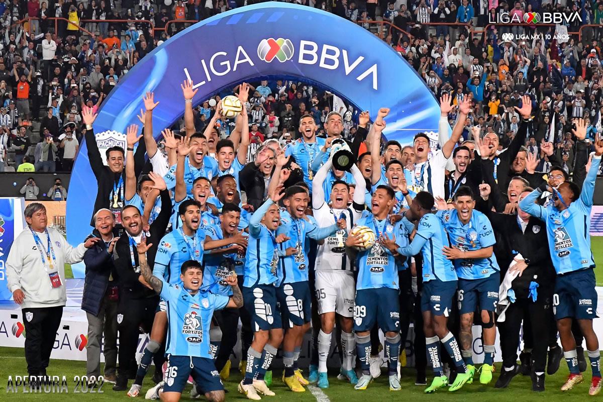 Los jugadores y cuerpo técnico del Pachuca festejan con la copa de campeones.