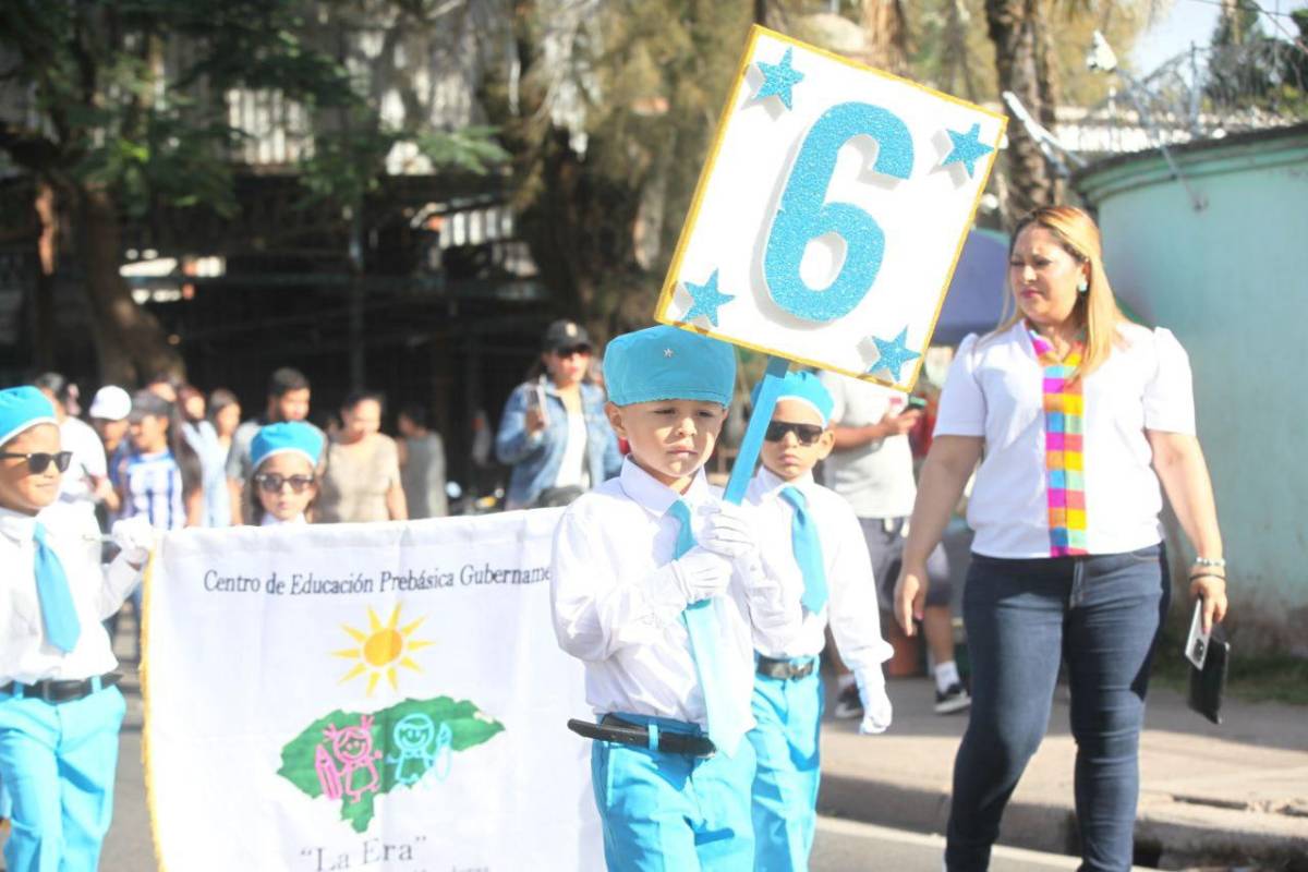 Los más pequeños rinden honor a la patria con coloridos desfiles
