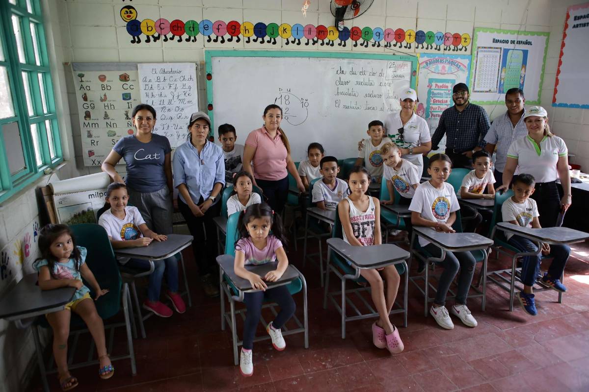 Escolares de El Merendón estrenan pupitres