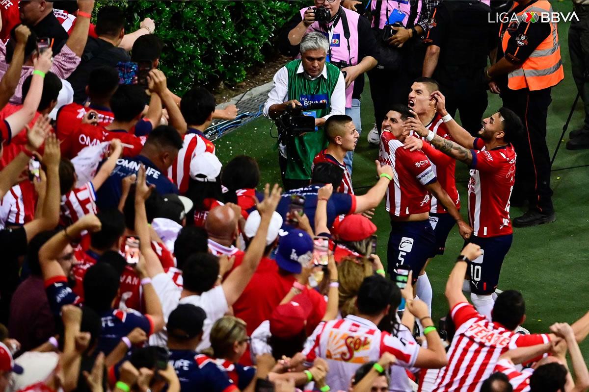 Los jugadores de las Chivas celebrando con su afición uno de los goles.