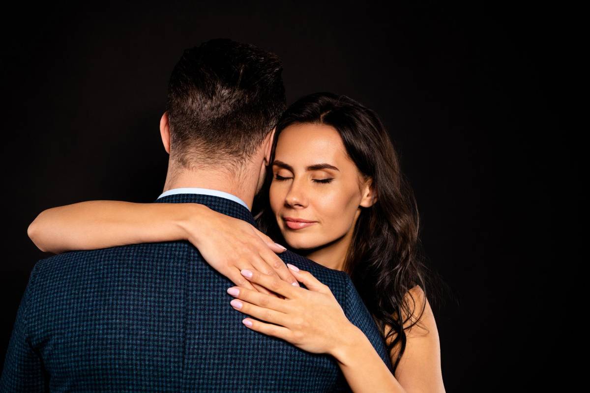 Su ex esposa ahora anda de romance con su abogado