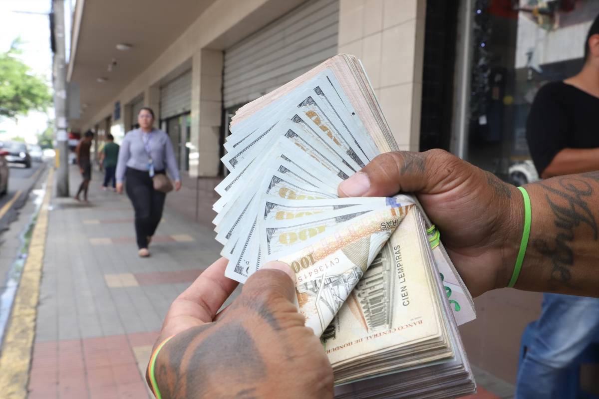 Cambistas de dólares también resienten la crisis económica