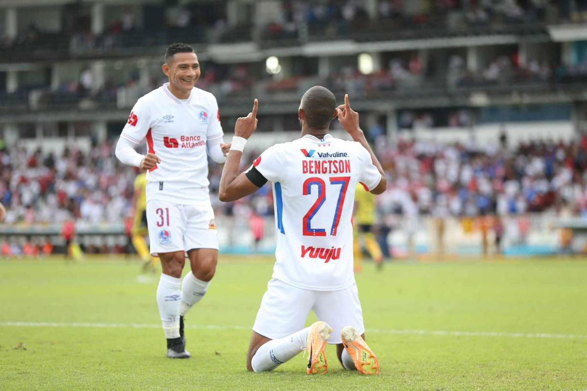 Festejo de Jerry Bengtson tras anotar el tanto de Olimpia ante el Génesis.