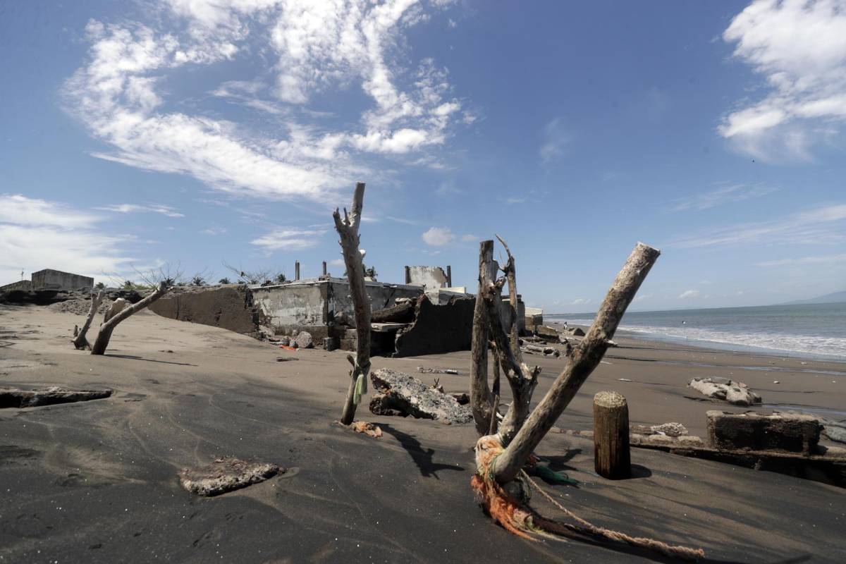 Imágenes: Cedeño se resiste a desaparecer pese a que el mar le roba terreno
