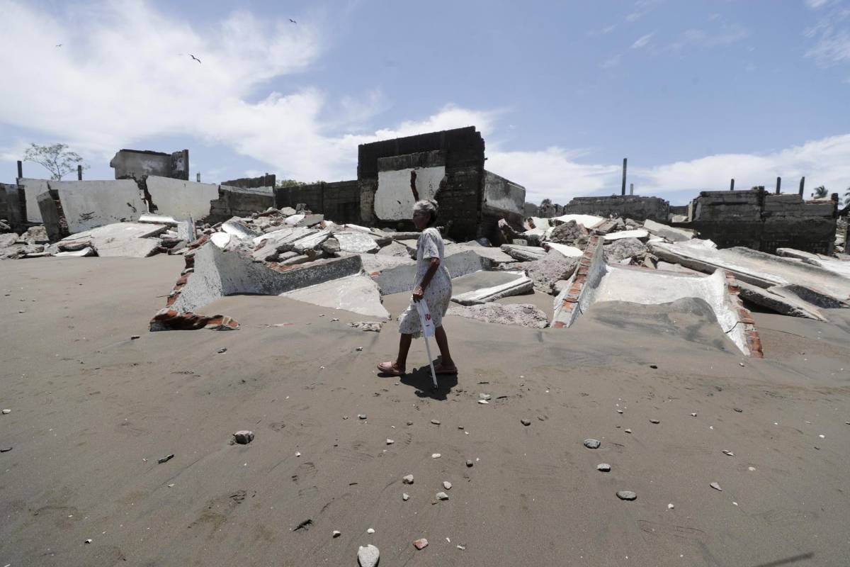 Imágenes: Cedeño se resiste a desaparecer pese a que el mar le roba terreno