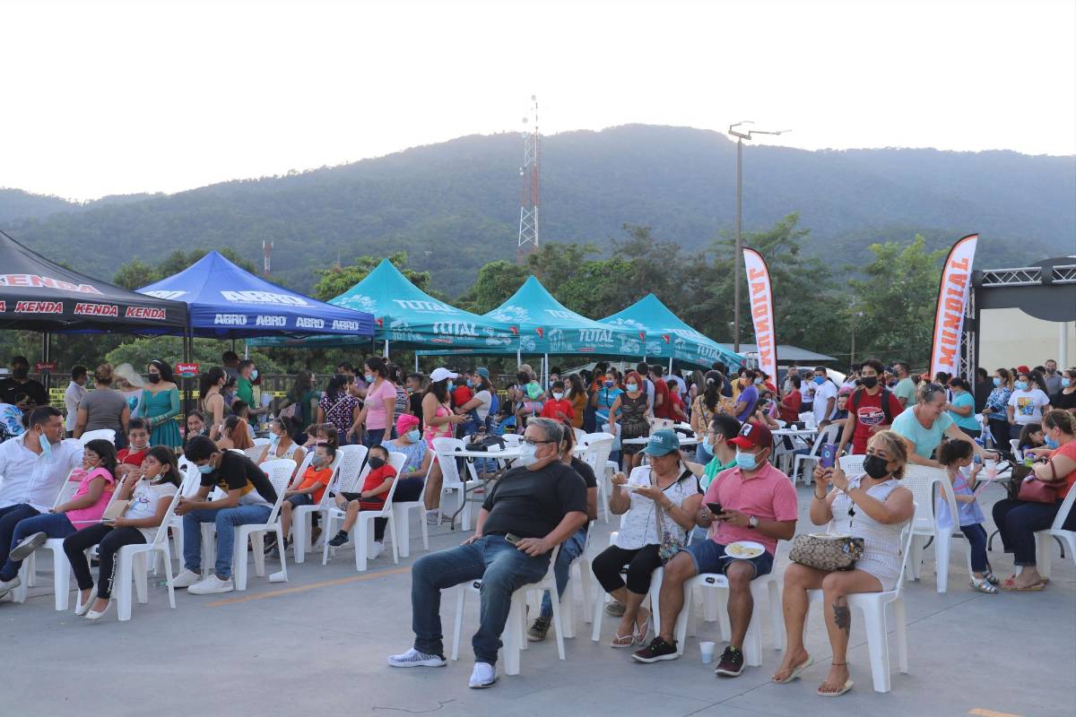 Los clientes disfrutaron de diversas actividades, además de la entrega de comida gratuita.